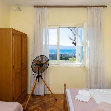 Beachfront Jesenice (Split-Dalmatia)