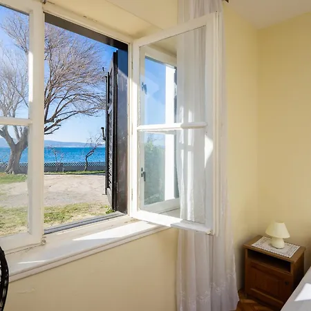 Beachfront Appartement Jesenice (Split-Dalmatia)