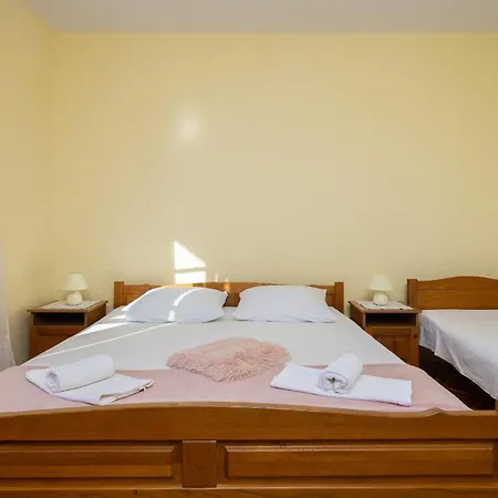 Beachfront Appartement Jesenice (Split-Dalmatia)